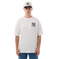NEW ERA New York Yankees MLB Cap Graphic White Oversized T-Shirt 60856148